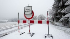Česko zasypal sníh! Komplikace v dopravě, uzavřená silnice