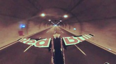 VIDEO: Pilot vytvořil nový rekord. Proletěl dva tunely rychlostí 245 km/h