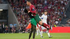 Fanoušek se během utkání vrhl na Ronalda. Dokonce ho zvedl do vzduchu