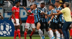 Divočina v Brazílii! Obří bitku jistili i policisté, sudí tasil osm červených