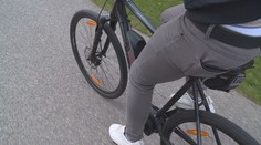 S nástupem elektrokol přibývá zraněných cyklistů. Senior po pádu do potoka zemřel