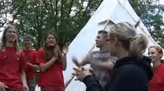 Růžovka si uprostřed natáčení zatábořila - video