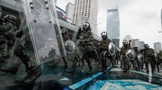 Správkyně Hongkongu slíbila vyšetřit násilí, stejně ji obklíčil zuřící dav!