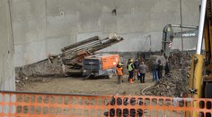 Stavební stroj prorazil tubus metra v Praze, škoda je deset milionů!