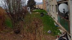 Místo ozdob na stromku starý kočárek. Češi zavalili okolí domů odpadem