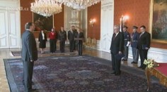 Konečně máme kompletní vládu, Picek převzal ministerstvo obrany, Peake zuří