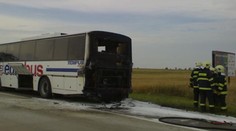 Na dálnici D1 hořel autobus. Cestující bez zranění