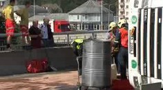 VIDEO: Kamion se převrátil na mostě v Karlových Varech