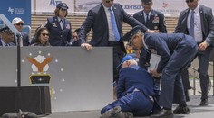 VIDEO: Joe Biden se při ceremonii skácel k zemi. Vstát mu pomohla ochranka