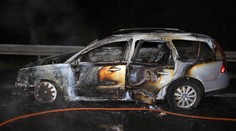 U Děčína začalo za jízdy hořet auto. Zbyla z něj jen kostra