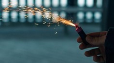 Muž zvolil ten nejhorší typ pyrotechniky. Přišel o obě ruce a hrozí mu i vězení