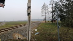 Vlak před sebou auto po srážce tlačil 150 metrů, dva lidé zemřeli