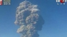 OBROVSKÝ VÝBUCH SOPKY zakryl slunce, připomíná atomový hřib