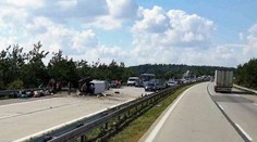 Vážná nehoda na dálnici zastavila provoz. Pět zraněných, i dítě!
