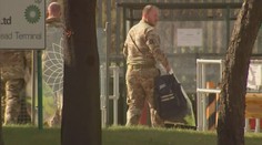 Británie je stále bez benzínu, hrozí i nedostatek jídla. Zasáhla armáda