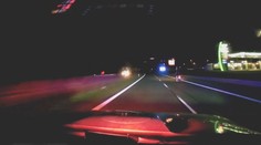 Zdrogovaný motorkář naboural do auta. Jeho řidič byl opilý