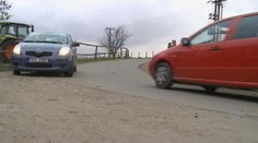 Bezohlední řidiči nerespektují objížďku. Ohrožují život obyvatel farmy