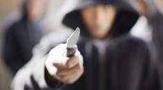 Bezdomovec v Praze bodl nožem ženu, která se zastala přepadené