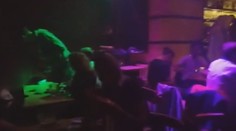 Hospoda zavřela jen naoko. Uvnitř byla párty bez roušek, zato s drogami