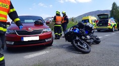 Při nehodě se vážně zranila posádka motorky, ženu odvážel vrtulník!