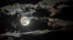 Přichází silný úplněk ve Vahách. Kromě nespavosti hrozí deprese