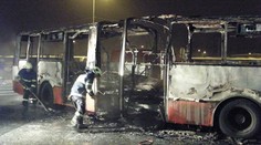 Linkový autobus začal hořet za jízdy! Zbyla z něj jen kostra