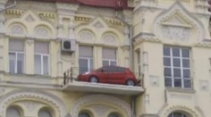 Auto parkovalo na balkóně v třetím patře činžáku. Jak se tam dostalo?