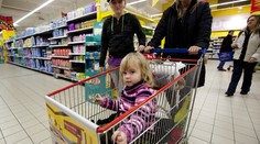 Na batole se v pražském supermarketu převrátil nákupní vozík! Se zraněním skončilo v nemocnici