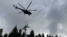Při stavbě nové lanovky v Krušných horách pomáhal vrtulník! VIDEO