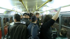 Policisté a revizoři provedli razii v pražských nočních tramvajích