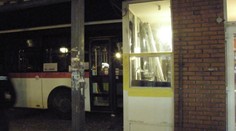 Autobus na Zličíně ujel řidičovi a nabořil bufet. Šofér je vážně zraněný