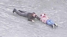 Pod dívkou (10) se prolomil led rybníku! Zachránili ji pomocí svázaných svetrů! VIDEO