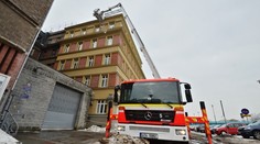 Dejte pozor na padající led a rampouchy ze střech, varují hasiči