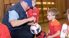 Toho nepoznáte! Který fotbalista rozdával dárky jako pošťák?