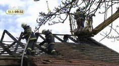 VIDEO: Shořela stodola plná sena