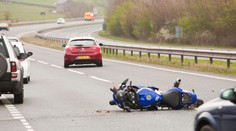 Tragická nehoda na severu Čech. Řidič motorky nepřežil srážku s autem