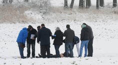 Smrt v poli: Nedaleko Pražského okruhu našli mrtvého muže!