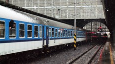 SMRT POD KOLY VLAKU: Žena nejspíš skokem pod soupravu spáchala sebevraždu!