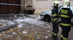 Kus LEDU SPADL ze střechy a TĚŽCE ZRANIL DÍTĚ! Spolumajitel domu za to DOSTAL PODMÍNKU!