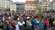 Na demonstranty ve Varnsdorfu Romové pokřikovali z ubytovny