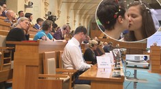 Chceme manželství i pro gaye a lesby, demonstrovaly v Praze stovky lidí