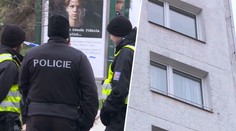 Tragédie v Plzni: Dítě vypadlo z okna, za chvíli za ním skočila i matka