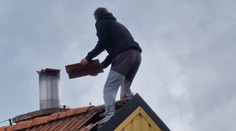 VIDEO: Agresivní muž řádil na střeše. Zásahovka nahoru nemusela, uklouzl a spadl