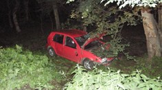 Opilý šofér nevybral za Prahou zatáčku a vlétl golfem do lesa