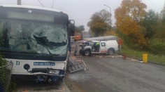 Žebřík z džípu těžce zranil řidiče autobusu. Je v kritickém stavu