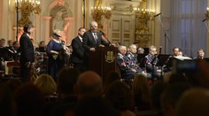 Zeman slavil se svými na Hradě, dorazil tam i dav protestujících