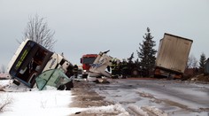 Autobus s dětmi smetl ze silnice vítr. Na místě zranění