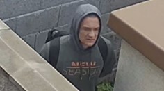 Policie pátrá po lupiči. Obchod měl přepadnout s nožem a maskou opice