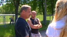Vláčeli muže na laně za autem. Přes les i po silnici