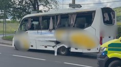 Vážná nehoda autobusu: Řidič kamionu si prý střetu nevšiml a viděl bílý sloup